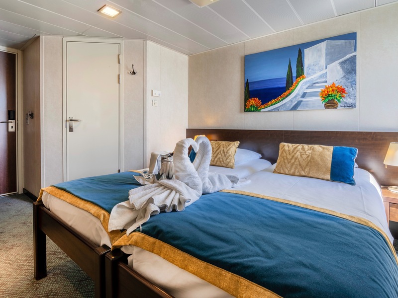 Boarding Deck 2 Adjustable Twin Beds Cat C